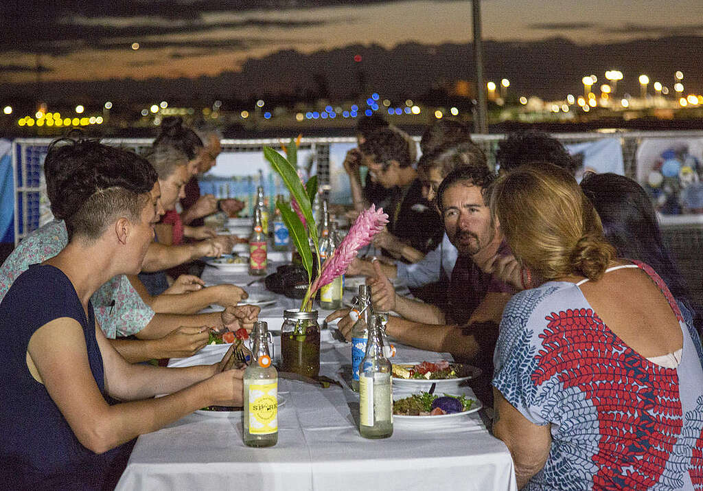 Farm to Table MYAS Community Preparation and Dinner in Honolulu. © Tim Aubry / Greenpeace Farm to Table MYAS Community Preparation and Dinner in Honolulu. © Tim Aubry / Greenpeace