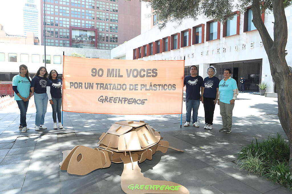 Greenpeace Mexico demonstrates in front of the Ministry of Foreign Affairs, brings 90,000 voices for the Oceans The environmental organization Greenpeace Mexico went this morning to the Ministry of Foreign Affairs (SRE) to make a strong call for Mexico to maintain an ambitious position during the next round of negotiations of the Intergovernmental Negotiating Committee (INC) for a global treaty on plastic pollution, or Global Plastics Treaty. These discussions -which will take place from August 5 to 14 of this year in Geneva, Switzerland- are key for Mexico, through the SRE, to continue promoting the protection of the oceans. Through a peaceful protest, the organization delivered a document containing 90,000 signatures of people who have raised their voices in favor of a Plastics Treaty that is capable of solving the problem of plastics throughout their life cycle, including single-use plastics and the damage they cause to ecosystems and human health. La organización ambientalista Greenpeace México acudió esta mañana a la Secretaría de Relaciones Exteriores (SRE) para hacer un llamado contundente a que México mantenga una posición ambiciosa durante la próxima ronda de negociaciones del Comité Intergubernamental de Negociación (INC) para un tratado global sobre la contaminación plástica, o Tratado Global de Plásticos. Estas discusiones -que tendrán lugar del 5 al 14 de agosto del presente año en Ginebra, Suiza- son pieza clave para que México, a través de la SRE, continúe impulsando la protección de los océanos. A través de una protesta pacífica, la organización hizo entrega de un documento en el que se plasman 90 mil firmas de personas que han alzado su voz a favor de un Tratado de Plásticos que sea capaz de solucionar el problema de los plásticos durante todo su ciclo de vida, incluidos los de un sólo uso y el daño que generan a los ecosistemas y la salud humana. © Paola García / Greenpeace Greenpeace Mexico demonstrates in front of the Ministry of Foreign Affairs, brings 90,000 voices for the Oceans The environmental organization Greenpeace Mexico went this morning to the Ministry of Foreign Affairs (SRE) to make a strong call for Mexico to maintain an ambitious position during the next round of negotiations of the Intergovernmental Negotiating Committee (INC) for a global treaty on plastic pollution, or Global Plastics Treaty. These discussions -which will take place from August 5 to 14 of this year in Geneva, Switzerland- are key for Mexico, through the SRE, to continue promoting the protection of the oceans. Through a peaceful protest, the organization delivered a document containing 90,000 signatures of people who have raised their voices in favor of a Plastics Treaty that is capable of solving the problem of plastics throughout their life cycle, including single-use plastics and the damage they cause to ecosystems and human health. La organización ambientalista Greenpeace México acudió esta mañana a la Secretaría de Relaciones Exteriores (SRE) para hacer un llamado contundente a que México mantenga una posición ambiciosa durante la próxima ronda de negociaciones del Comité Intergubernamental de Negociación (INC) para un tratado global sobre la contaminación plástica, o Tratado Global de Plásticos. Estas discusiones -que tendrán lugar del 5 al 14 de agosto del presente año en Ginebra, Suiza- son pieza clave para que México, a través de la SRE, continúe impulsando la protección de los océanos. A través de una protesta pacífica, la organización hizo entrega de un documento en el que se plasman 90 mil firmas de personas que han alzado su voz a favor de un Tratado de Plásticos que sea capaz de solucionar el problema de los plásticos durante todo su ciclo de vida, incluidos los de un sólo uso y el daño que generan a los ecosistemas y la salud humana. © Paola García / Greenpeace