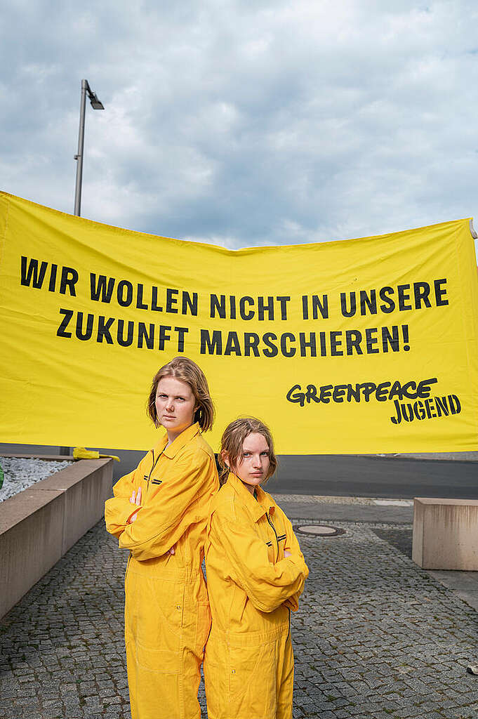 In front of the Ministry of Defence, Greenpeace Youth protests with a five-square-metre banner reading ‘We don't want to march into our future’, together with the German Peace Society – United War Resisters (DFG-VK) against the foreseeable reintroduction of compulsory military service. © Paul Lovis Wagner / Greenpeac
