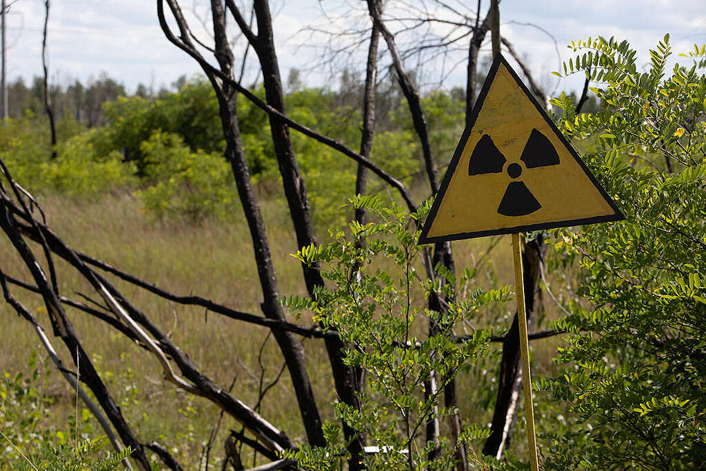 Examination on Radioactivity around Chornobyl. © Jeremy Sutton-Hibbert / Greenpeace