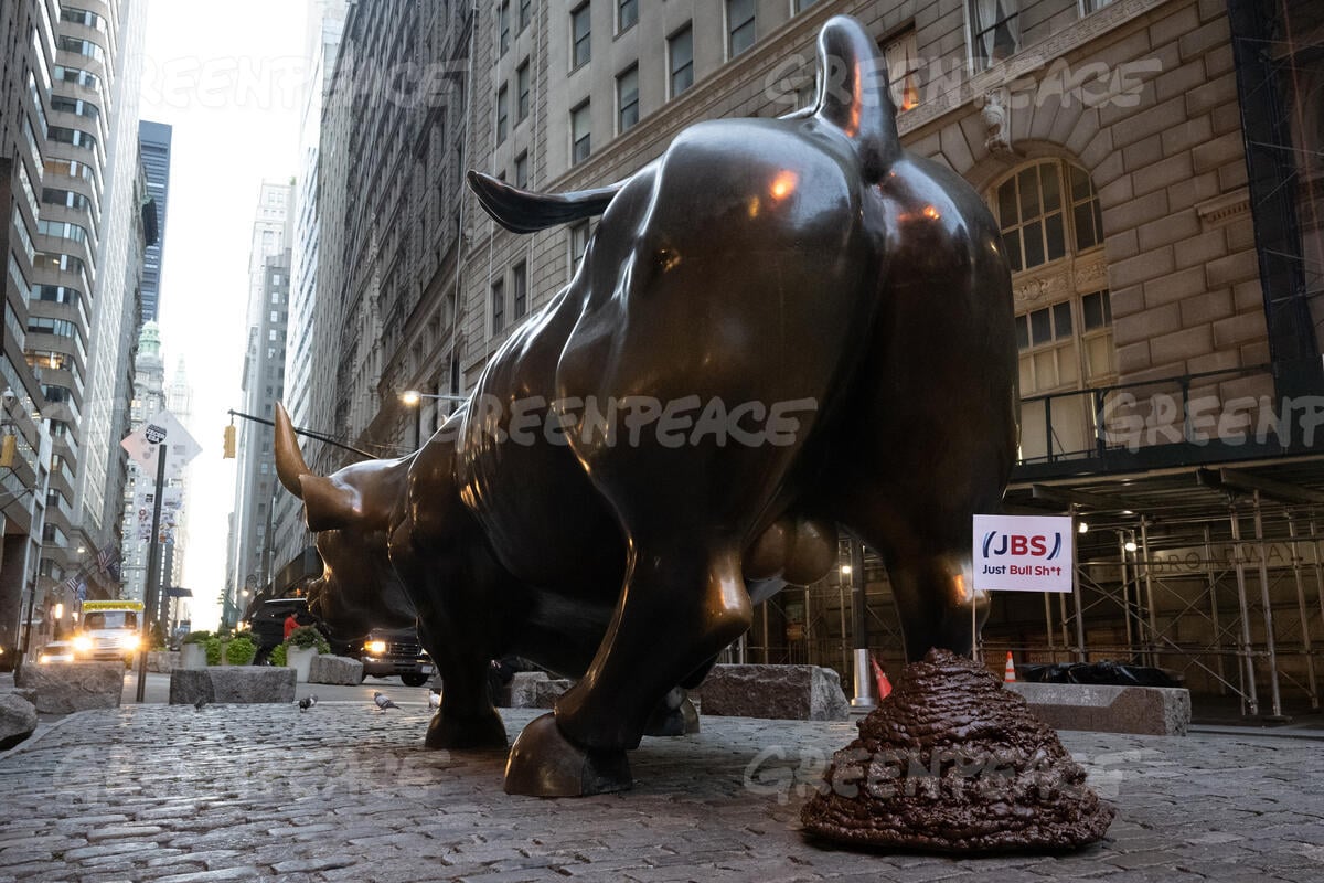 Bull(shit) in the New York Financial District. © Stephanie Keith / Greenpeace