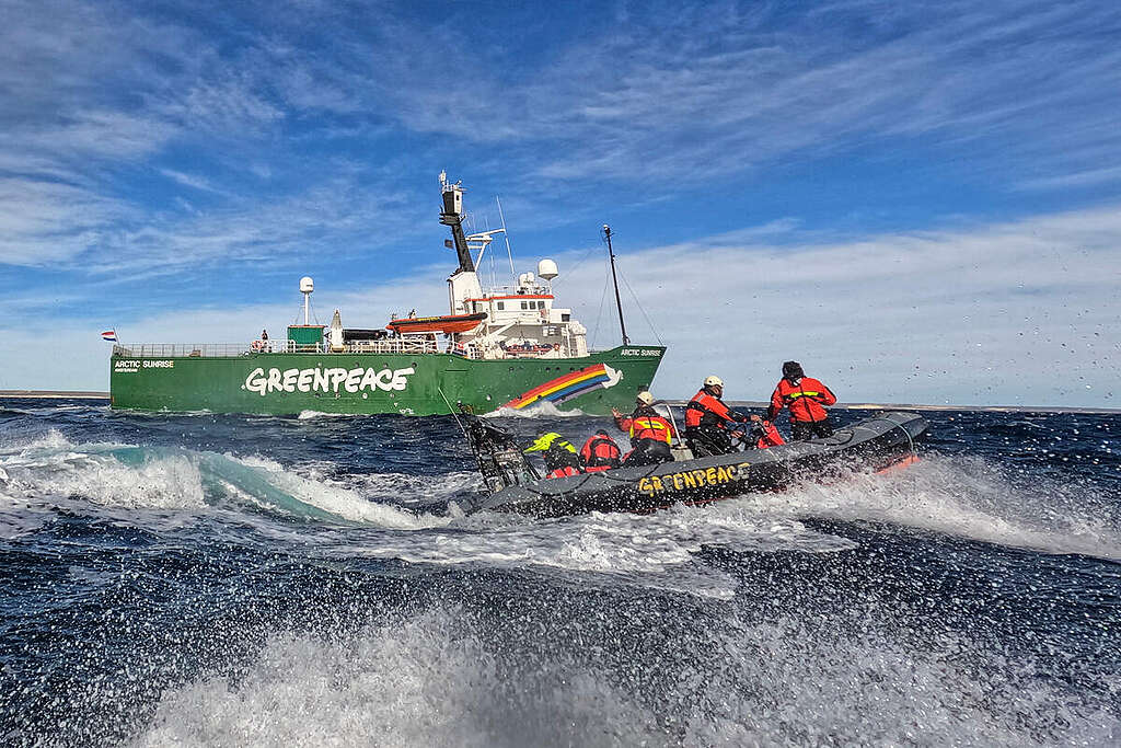Arctic Sunrise Training in the Argentine Sea. © Martin Katz / Greenpeace