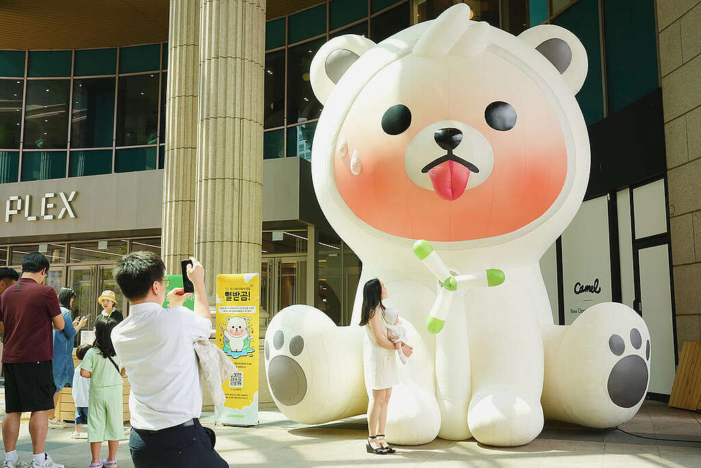 People Powered Voices of Earth - Climate Popup at Hyundai Dept. Store, Bucheon. © Greenpeace