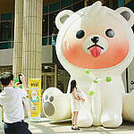 Greenpeace Seoul hosted the second edition of the pop-up campaign “WEarth: The Voice of Earth” at Hyundai Department Store in Bucheon. Unlike the first event in June, which took place in central Seoul, this popup targeted department store visitors and families, creating an approachable way for new audiences to connect with Greenpeace. Participants joined activities such as the “Yeolbat-gom” (angry polar bear) photo zone, recording voices for the Earth, making eco-friendly moss planters with recycled coffee grounds, and a children’s climate talk by science communicator Dr. Jungmo Lee.
Prepared through close collaboration between the Program and FR&E teams, the event showcased the potential of a hybrid online-offline engagement model. Voices collected on-site will be combined with those gathered online to form Greenpeace Seoul’s collective brand voice, which will be featured in future campaigns.
