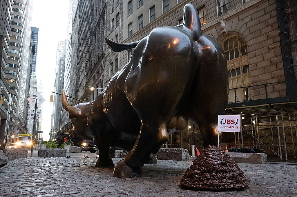 Bull(shit) in the New York Financial District. © Stephanie Keith / Greenpeace