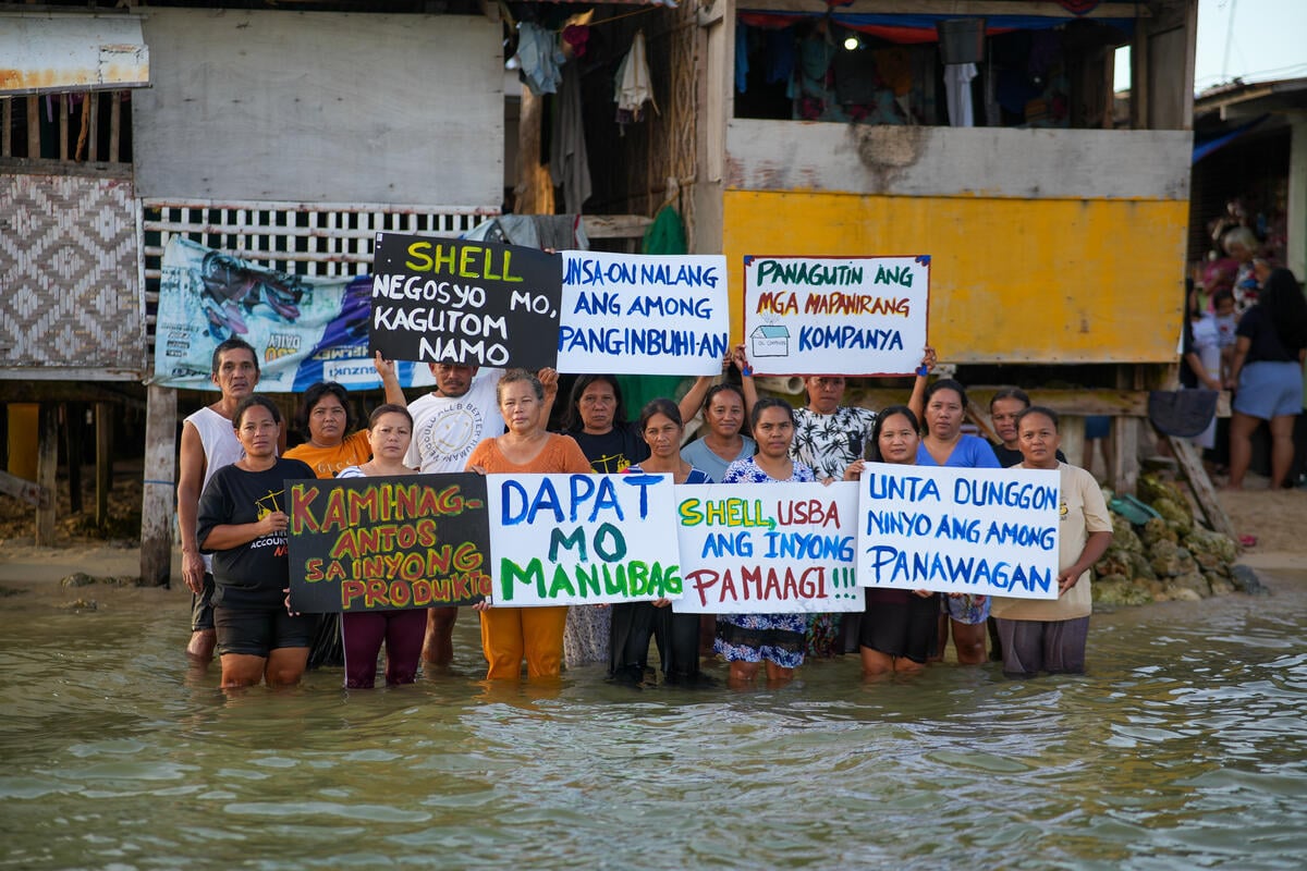 Protest against Climate Injustice by Community from Bohol's Sinking Island. © Ivan Joeseff Guiwanon / Greenpeace Protest against Climate Injustice by Community from Bohol's Sinking Island. © Ivan Joeseff Guiwanon / Greenpeace