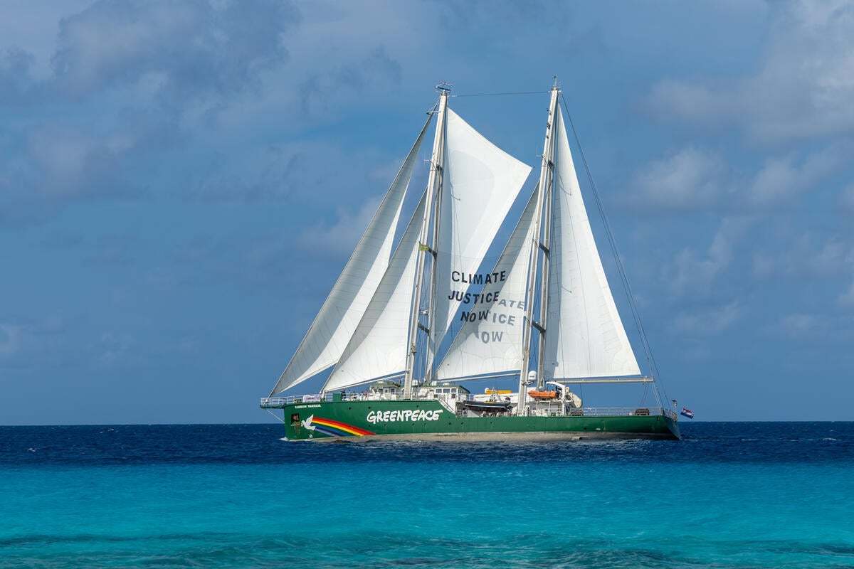 Rainbow Warrior departs from Bonaire. © Casper Douma / Greenpeace