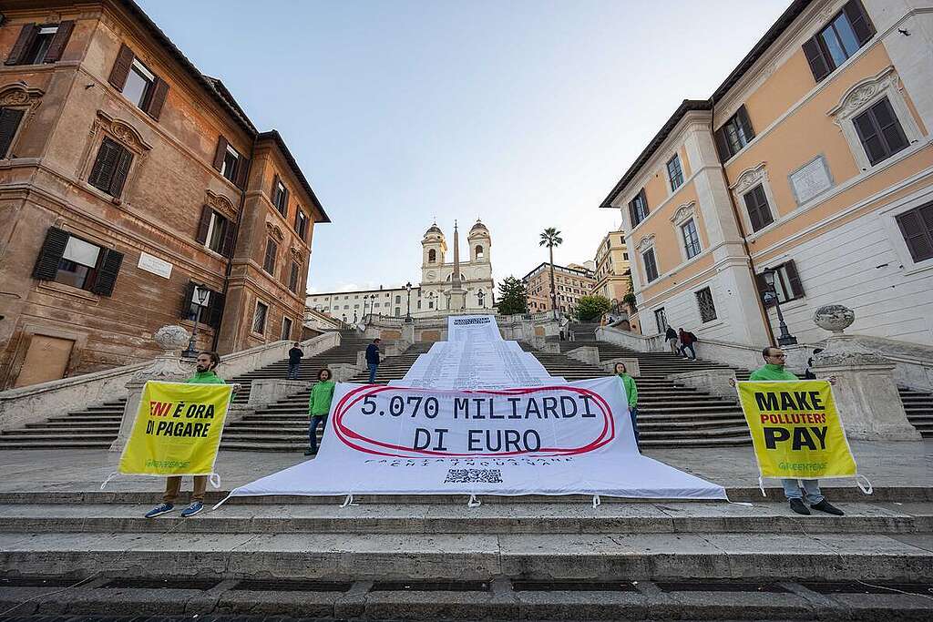 Bill Action in Rome. © Greenpeace / Lorenzo Moscia Bill Action in Rome. © Greenpeace / Lorenzo Moscia