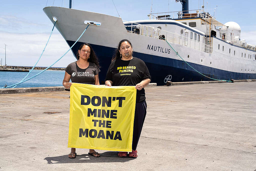 Louisa Castledine and Juressa Lee in the Cook Islands. © Robin Hammond / Greenpeace Louisa Castledine and Juressa Lee in the Cook Islands. © Robin Hammond / Greenpeace