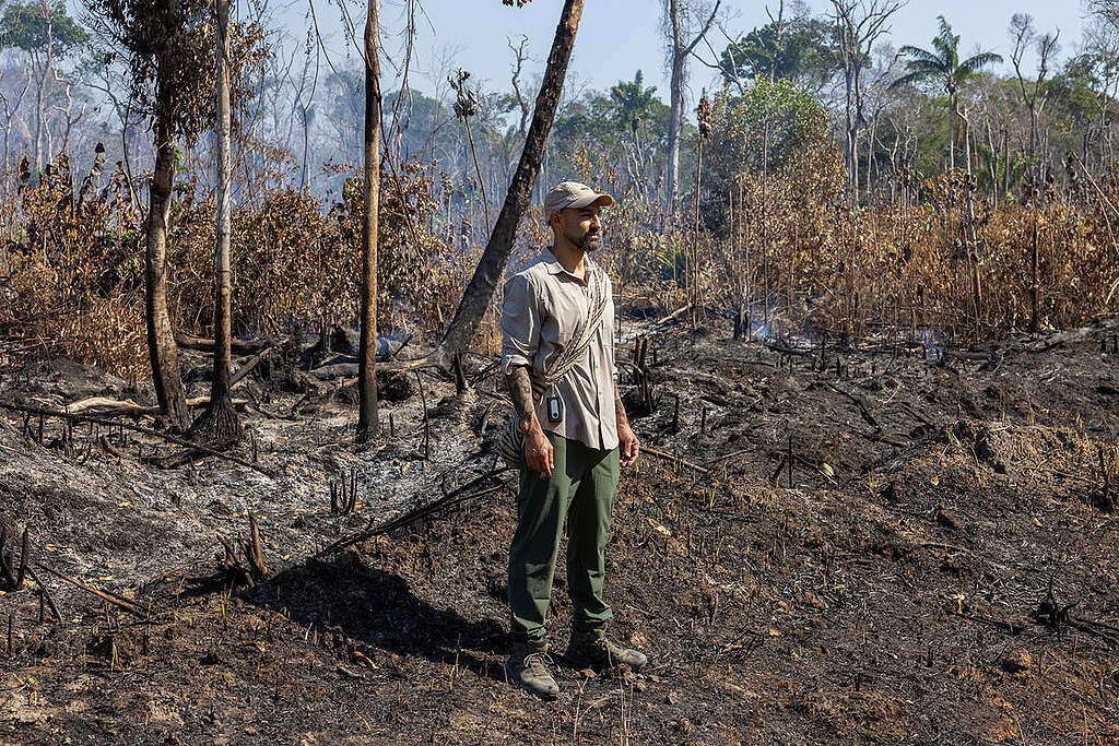 Influencer Leo Moran in the Amazon. © Marizilda Cruppe / Greenpeace Influencer Leo Moran in the Amazon. © Marizilda Cruppe / Greenpeace