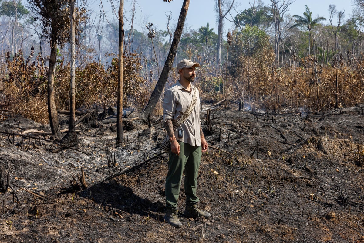Influencer Leo Moran in the Amazon. © Marizilda Cruppe / Greenpeace Influencer Leo Moran in the Amazon. © Marizilda Cruppe / Greenpeace