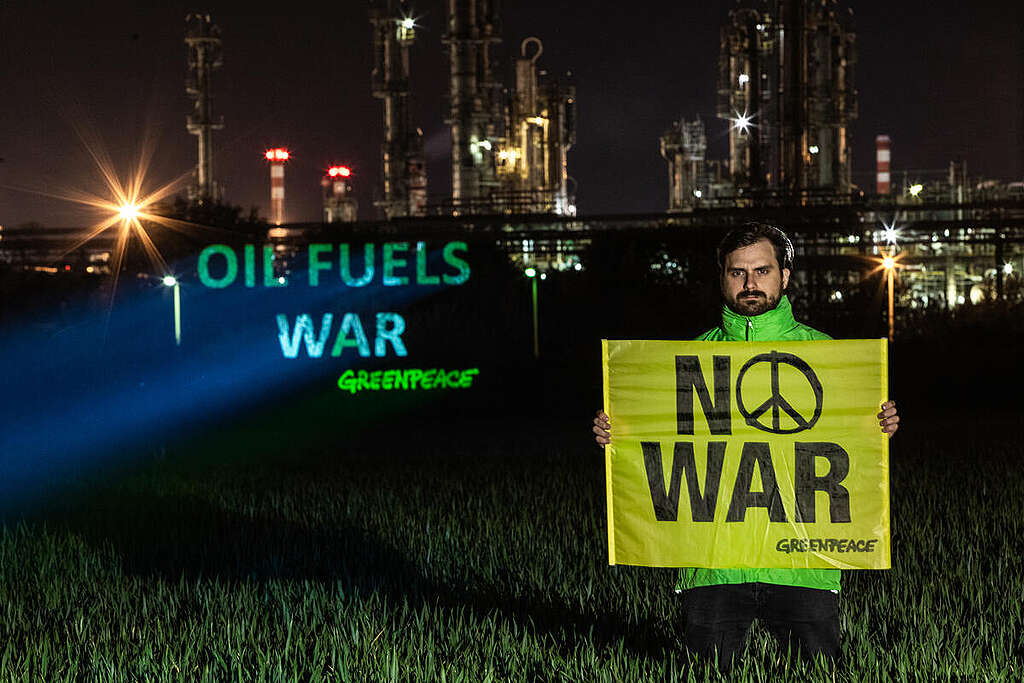 Protesting Hungarian oil giant MOL’s profits from Russian oil prices following the invasion of Ukraine © Zsuzsi Dorgo / Greenpeace 