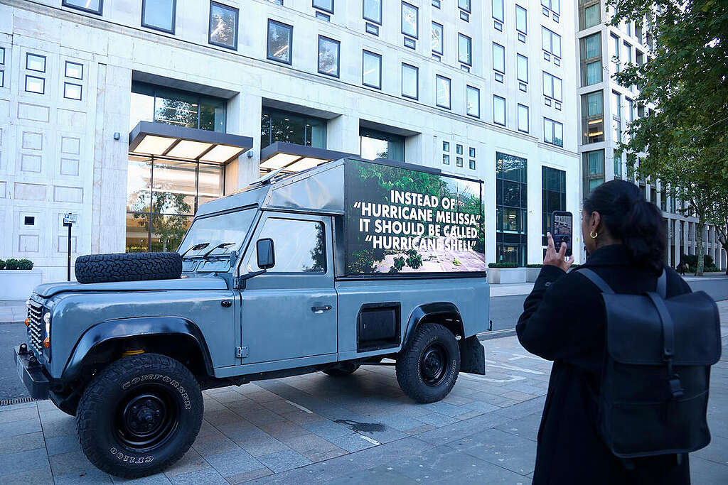 Electric Ad Van in front of Shell HQ in London. © Kristian Buus / Greenpeace Electric Ad Van in front of Shell HQ in London. © Kristian Buus / Greenpeace