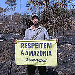 Influencer Leo Moran joined Greenpeace on a field trip to the Amazon, visiting Indigenous territories, witnessing deforestation impacts in burned areas, and participating in an aerial overflight to expose the scale of destruction.