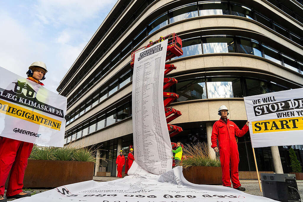 Action to Deliver Climate Bill to Total Energies in Copenhagen. © Greenpeace / David Lundbye