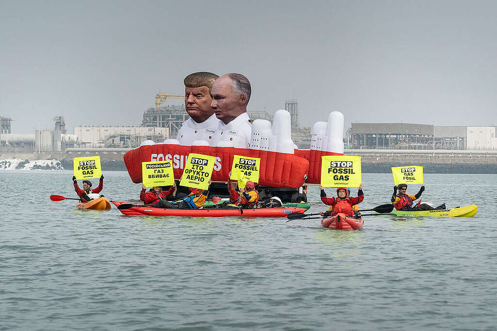 Blockade against Putin's and Trump's Gas at the Zeebrugge Terminal in Belgium. © Eric De Mildt / Greenpeace
