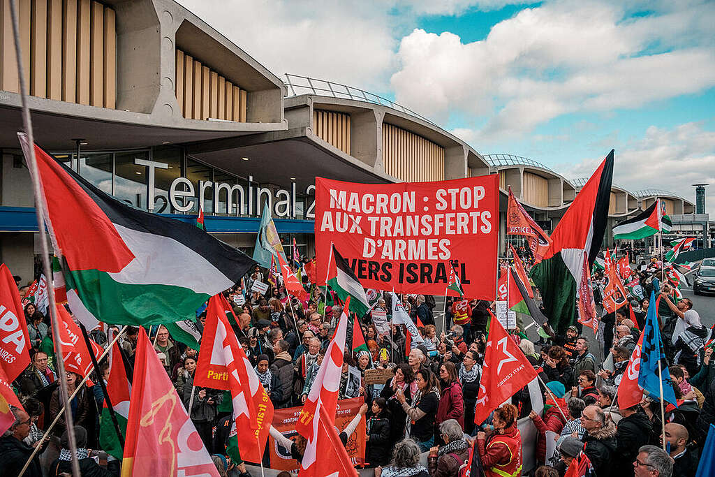 Protest against Deliveries of Arms and Military Components to Israel at Paris Airport. © Basile Barjon Protest against Deliveries of Arms and Military Components to Israel at Paris Airport. © Basile Barjon