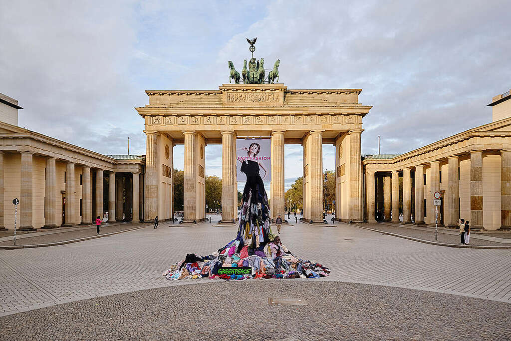 Protest in front of the Brandenburg Gate against Fast Fashion. © Verena Brüning / Greenpeace Protest in front of the Brandenburg Gate against Fast Fashion. © Verena Brüning / Greenpeace