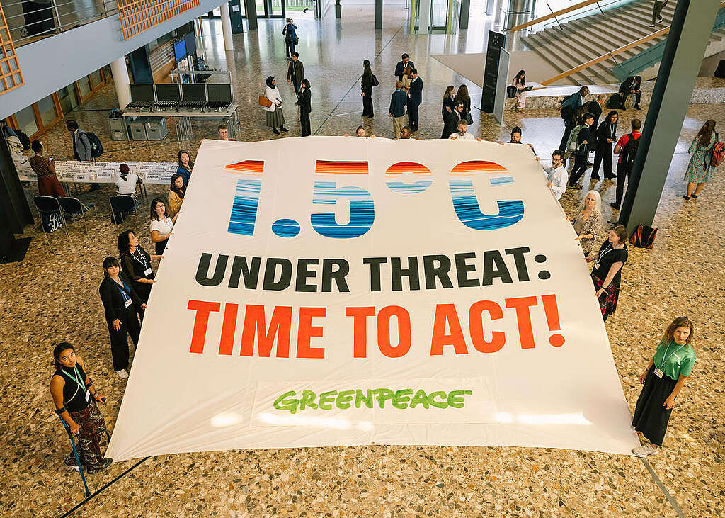 Banner Calling to Action on 1.5 degrees inside Bonn. © Marie Jacquemin / Greenpeace Banner Calling to Action on 1.5 degrees inside Bonn. © Marie Jacquemin / Greenpeace