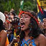 Organized by the Articulation of Indigenous Peoples of Brazil (Apib), the march brought together Indigenous people and activists in the streets of Belém, the host city of COP30. Carrying the message “We Are the Answer,” the demonstration marked “Indigenous Peoples’ Day at COP30,” promoting climate debate and the defense of the rights and territories of Indigenous peoples.