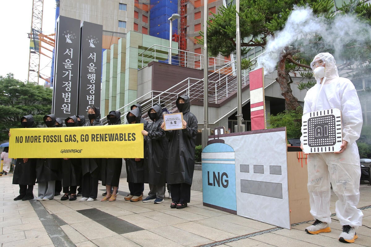 Lawsuit to Revoke LNG Power Plants' Approval - Press Announcement at Court in Seoul. © Greenpeace / Yeo-sun Park Lawsuit to Revoke LNG Power Plants' Approval - Press Announcement at Court in Seoul. © Greenpeace / Yeo-sun Park