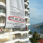 In Acapulco, Greenpeace Mexico unfolded a giant ticket to show that the true cost of the climate crisis is being paid by people, while the government continues to allocate public funds to fossil fuel megaprojects that worsen the problem.

The ticket displays an alarming figure: 177 billion pesos, the estimated amount of damages caused by extreme weather events in Mexico over the past decade. This is the bill we are paying for the climate crisis and political inaction.