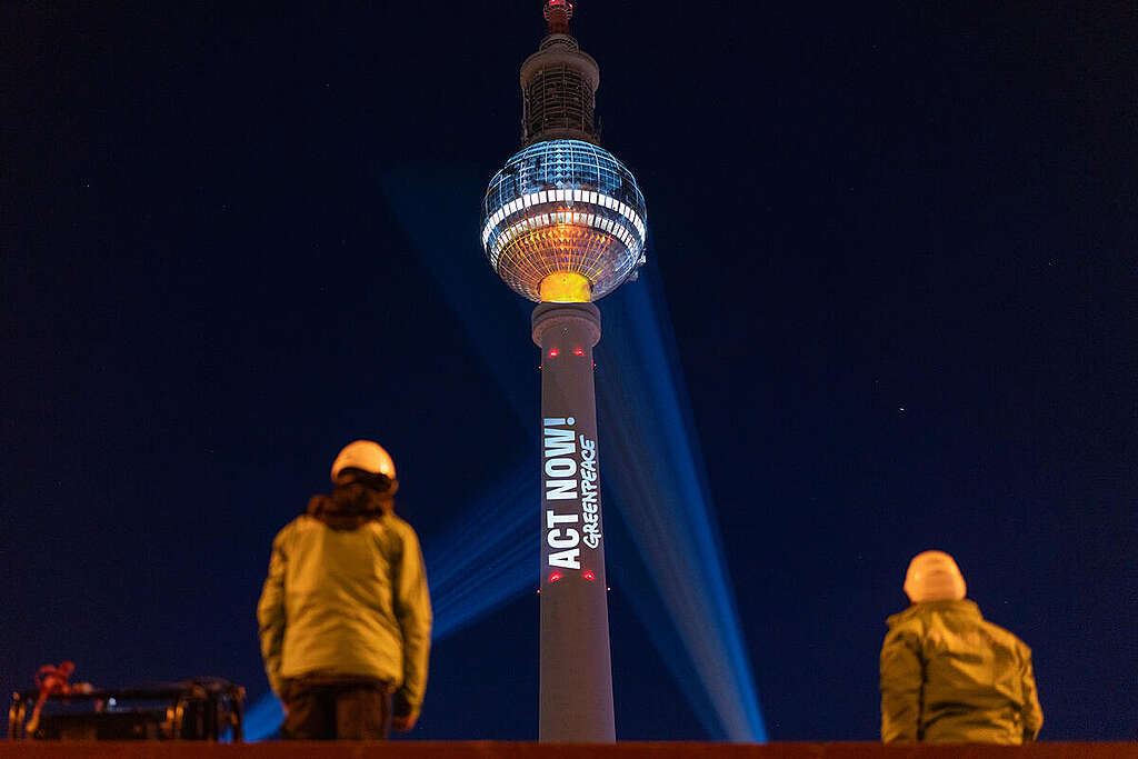 Protest at Television Tower in Berlin. © Kevin McElvaney / Greenpeace Protest at Television Tower in Berlin. © Kevin McElvaney / Greenpeace
