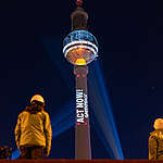 A few days before the start of the UN Climate Change Conference (COP30), 14 Greenpeace activists staged a demonstration with a projection on Germany's tallest building, the Berlin TV Tower. Using several projectors, the environmentalists transformed the striking silver sphere 200 meters above the ground into a burning globe. They project the appeal “Act Now!” onto the shaft of the tower. It is also directed at German Chancellor Friedrich Merz (CDU), who will speak before the official start of the UN conference in Belém, Brazil.