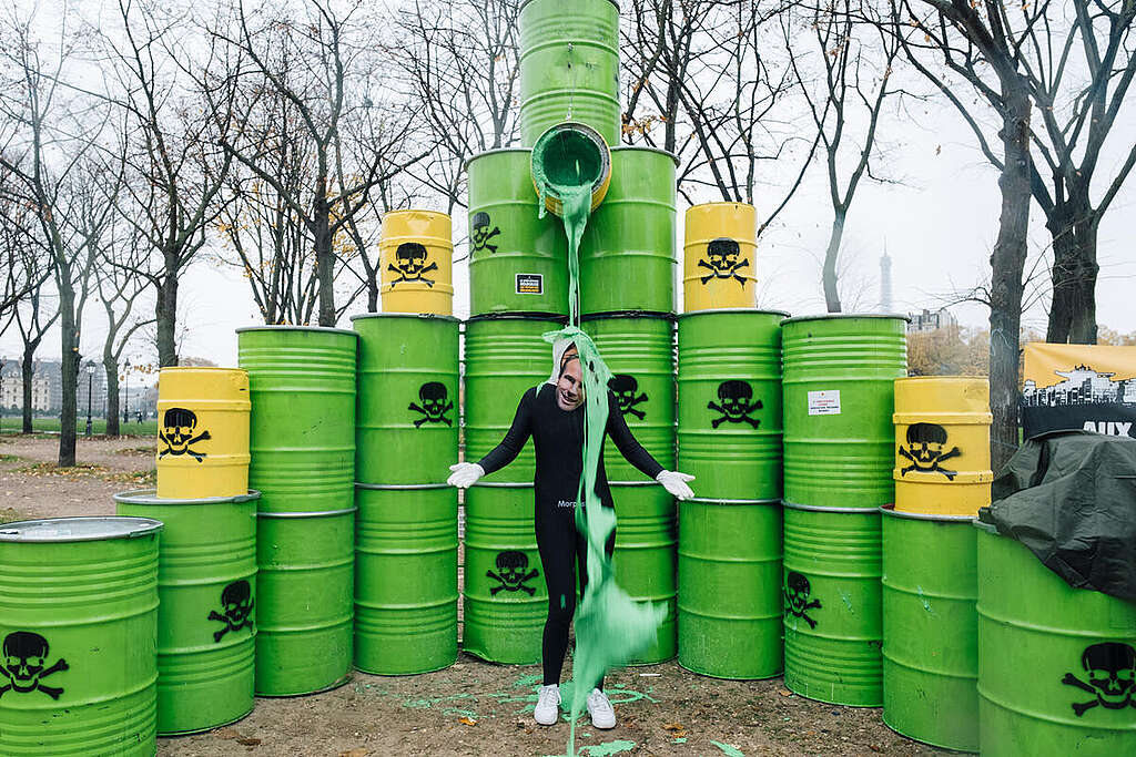 The Toxic Tour denounces Emmanuel Macron's position on the EU-Mercosur agreement in Paris. © Victor Point / Greenpeace The Toxic Tour denounces Emmanuel Macron's position on the EU-Mercosur agreement in Paris. © Victor Point / Greenpeace