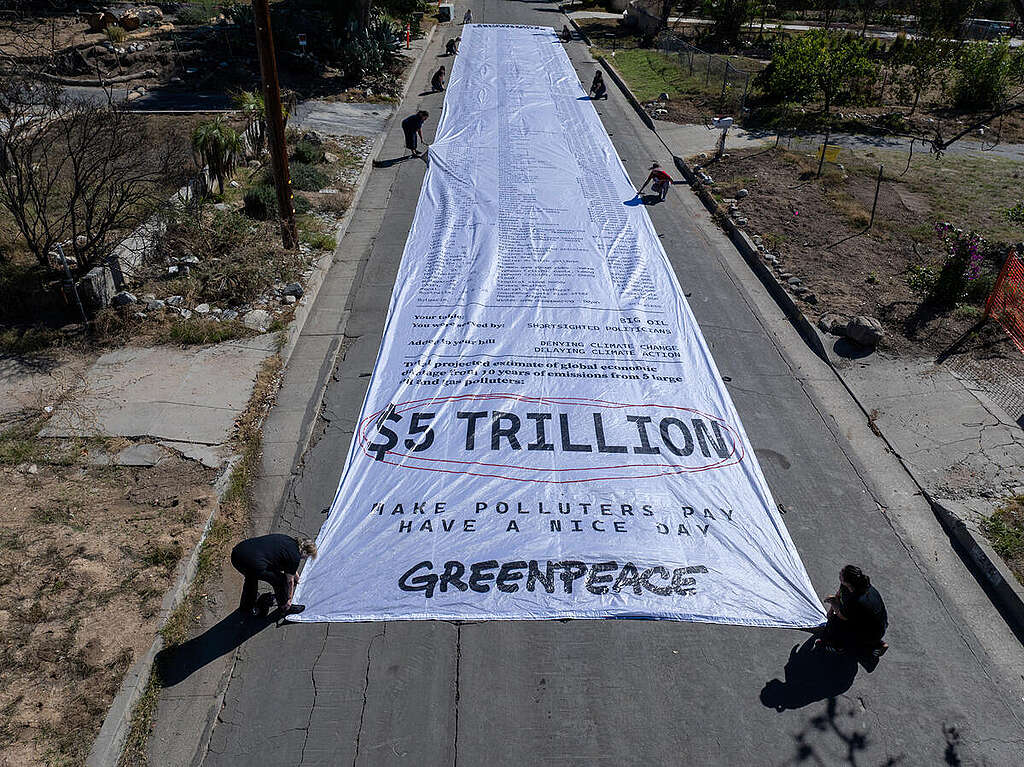 Climate Polluters Bill in Altadena, CA. © David McNew / Greenpeace Climate Polluters Bill in Altadena, CA. © David McNew / Greenpeace