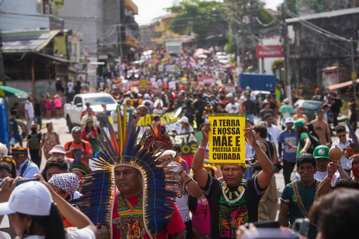 Indigenous March Kicks off the Second Week of COP30 in Belém. © Filipe Bispo / Greenpeace Indigenous March Kicks off the Second Week of COP30 in Belém. © Filipe Bispo / Greenpeace