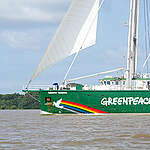 Carrying the message “Action, Justice and Hope” on its mast, Greenpeace’s iconic activist ship, the Rainbow Warrior, arrived in Belém, Pará, this Wednesday (5), to mark its presence during the United Nations Climate Conference, COP30.
At this decisive moment for the planet’s climate, the ship returns to the Amazon alongside traditional peoples and social movements to call on world leaders for ambitious climate targets, an end to global deforestation by 2030, and a just energy transition — now!
On board the Rainbow Warrior, holding signs calling for respect for the Amazon, were Indigenous leaders Dinamam Tuxá, coordinator of the Articulation of Indigenous Peoples of Brazil (APIB); Chief Megaron Txucarramãe, leader of the Kayapó people; Angela Kaxuyana, representative of the Coordination of Indigenous Organizations of the Brazilian Amazon (COIAB); and Greenpeace Brazil’s Executive Director, Carolina Pasquali.