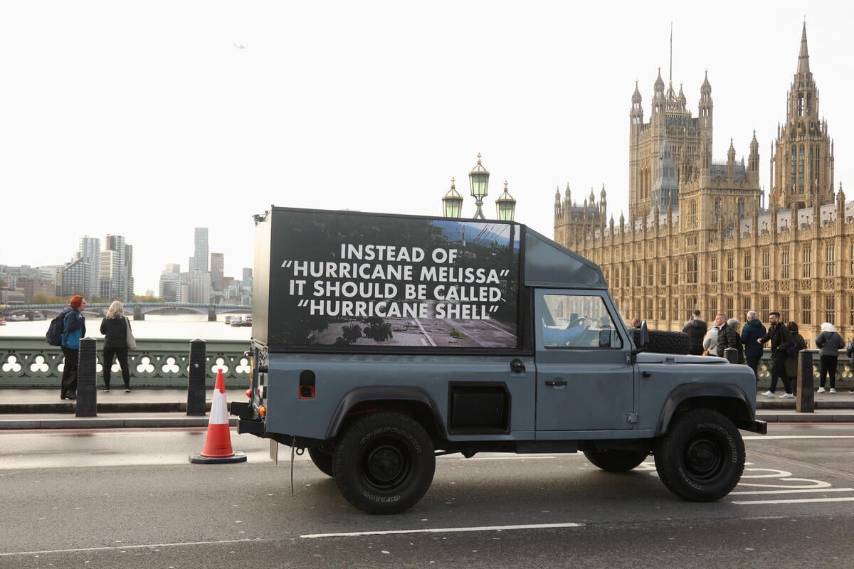 Electric Ad Van in London. © Kristian Buus / Greenpeace Electric Ad Van in London. © Kristian Buus / Greenpeace