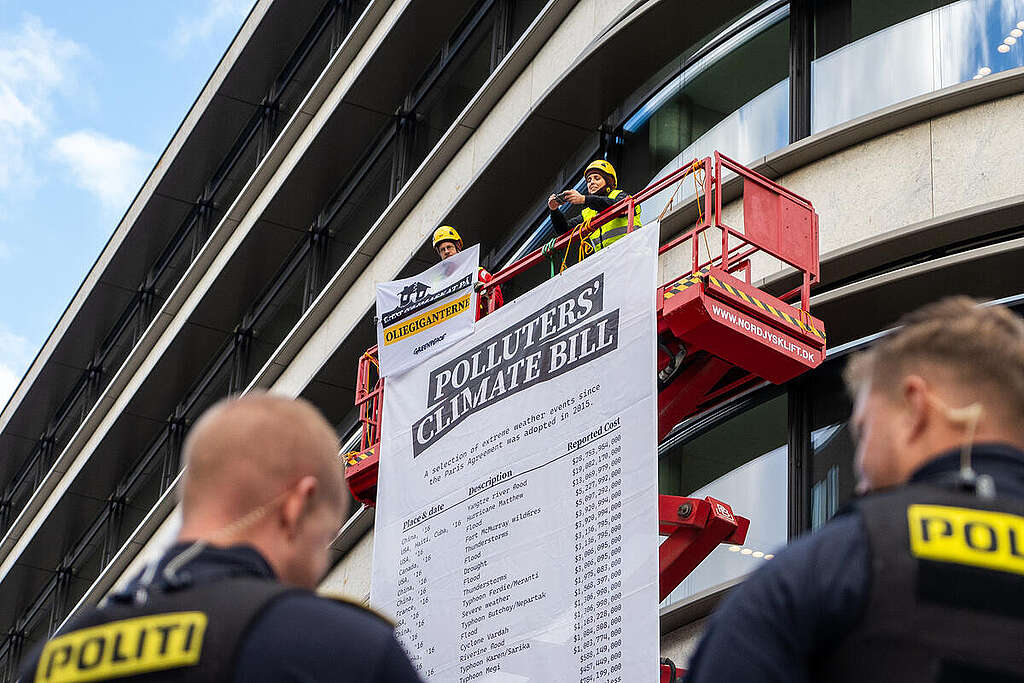 Action to Deliver Climate Bill to Total Energies in Copenhagen. © Greenpeace / David Lundbye Action to Deliver Climate Bill to Total Energies in Copenhagen. © Greenpeace / David Lundbye