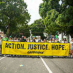 At the end of the first week of COP30, Greenpeace joined thousands of people at the Global Climate March in Belém. Greenpeace carried messages such as “Respect the Amazon” and “Make Polluters Pay.” The Global Climate March was organized by civil society organizations and Indigenous Peoples’ groups from several parts of the world.