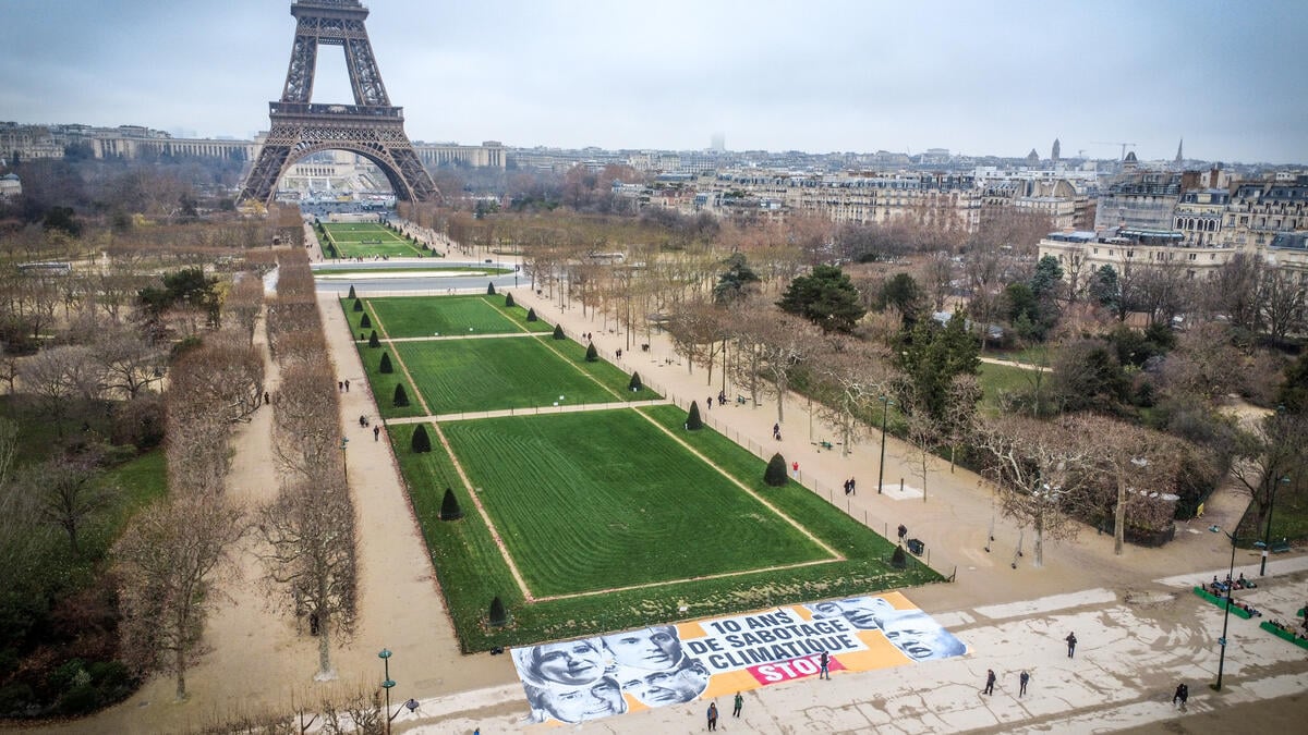 Giant Banner Unfurled to Denounce those Responsible for Sabotaging the Paris Climate Agreement. © Greenpeace Giant Banner Unfurled to Denounce those Responsible for Sabotaging the Paris Climate Agreement. © Greenpeace