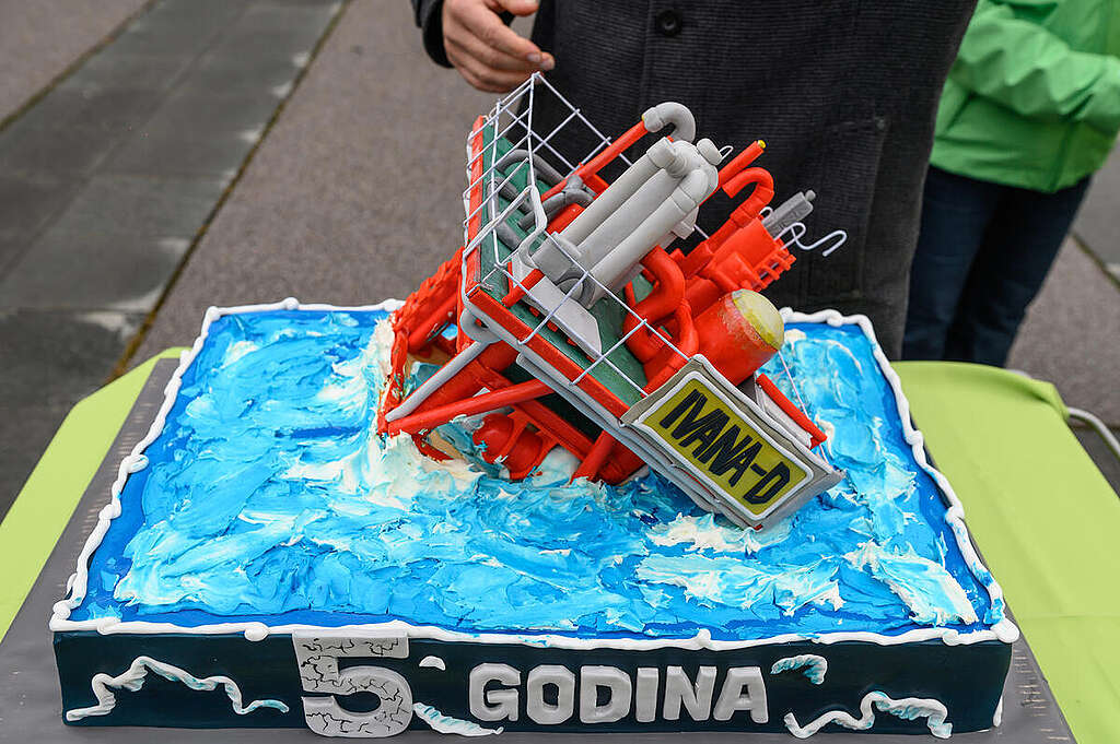 Cake Delivery to Fossil Company INA in Zagreb. © Tomislav Huha / Greenpeace Cake Delivery to Fossil Company INA in Zagreb. © Tomislav Huha / Greenpeace