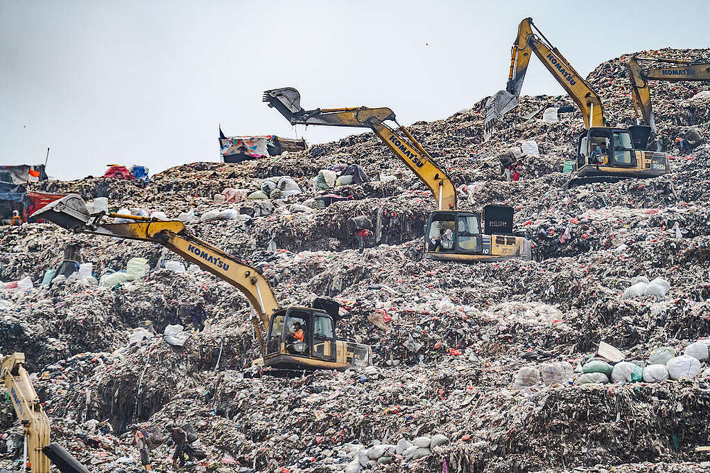 Bantargebang Landfill, Bekasi, West Java. © Jurnasyanto Sukarno / Greenpeace Bantargebang Landfill, Bekasi, West Java. © Jurnasyanto Sukarno / Greenpeace
