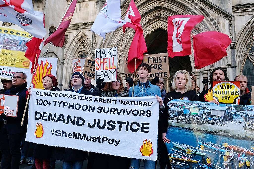 Taking Shell to Court in London. © Fossil Free London / Angela Christofilou Taking Shell to Court in London. © Fossil Free London / Angela Christofilou