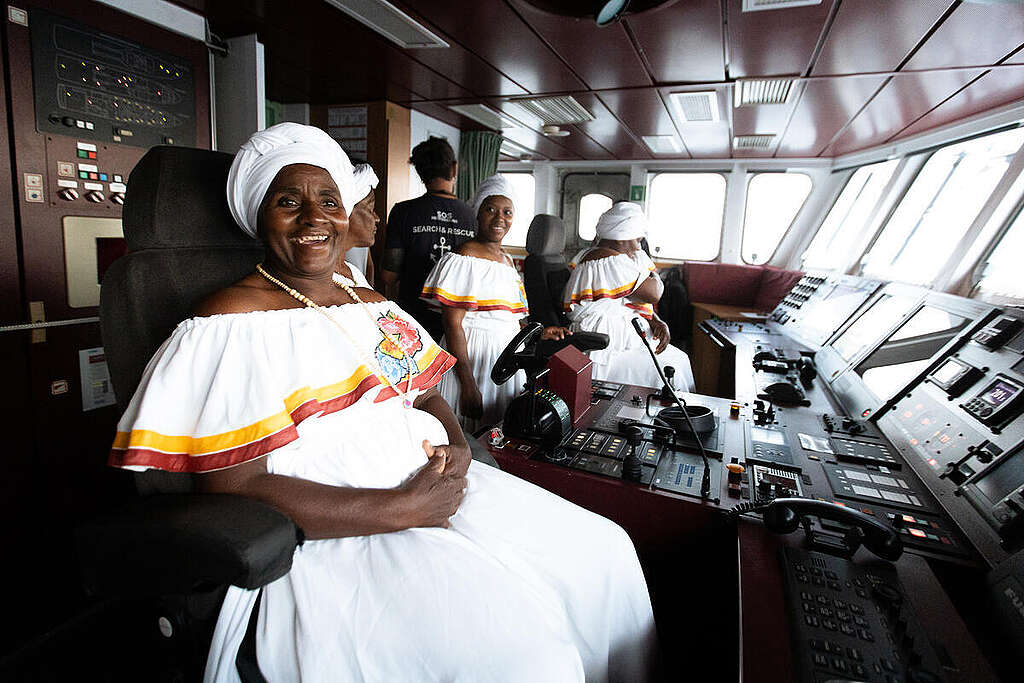 Leaders from Quilombo Mundo Novo Visit the Rainbow Warrior in Recife. © Marlon Diego / Greenpeace Leaders from Quilombo Mundo Novo Visit the Rainbow Warrior in Recife. © Marlon Diego / Greenpeace