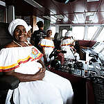 The Greenpeace activist ship Rainbow Warrior welcomed community leaders from Pernambuco who create real, everyday solutions to confront the climate crisis and the lack of access to basic rights.
Quilombo Mundo Novo is located in the Serra da Torrada region—named after the traditional roasting of Brazil nuts in large pans. Today, the community is known for its samba de coco, an Afro-Brazilian cultural expression that blends music, poetry, and circle dance.