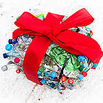 Brazil's President Lula da Silva visits Federal Chancellor Olaf Scholz at the Federal Chancellery in Berlin. 
With three "gifts" - a 1.50m cube of compressed plastic waste, a toxic barrel and a greasy combustion engine, each with a red ribbon - five Greenpeace activists demonstrate in front of the Federal Chancellery against the EU-Mercosur free trade agreement. A sign with the words "TO: Lula FROM: Scholz" hangs above the gifts.