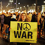 Thousands of people form a huge peace sign to protest against the invasion of Ukraine and to express their compassion for the innocent victims of the war in Budapest’s Heroes’ Square. The demonstration has been organised by Greenpeace Hungary.
During the event, 12-year-old Patrizia, a Ukrainian living in Hungary, and Natasa, a filmmaker of Russian origin spoke to the crowd. Actress Dorottya Udvaros and János Bálint Mező, director of Greenpeace Hungary also stepped on stage to speak about Greenpeace’s demand for peace. Csíkszerda choir performed the canon Dona Nobis Pacem (Give us peace), involving the whole crowd in their singing.