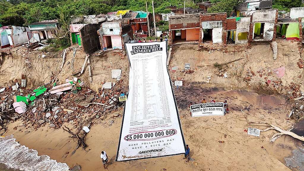 Greenpeace South Asia deploys a giant climate bill in Podampeta village in Odisha, India. Climate change isn’t a distant threat—it’s already shaping our daily lives. From rising bills to extreme heat, floods, and polluted air, everything is getting costlier for people, not polluters. © Greenpeace