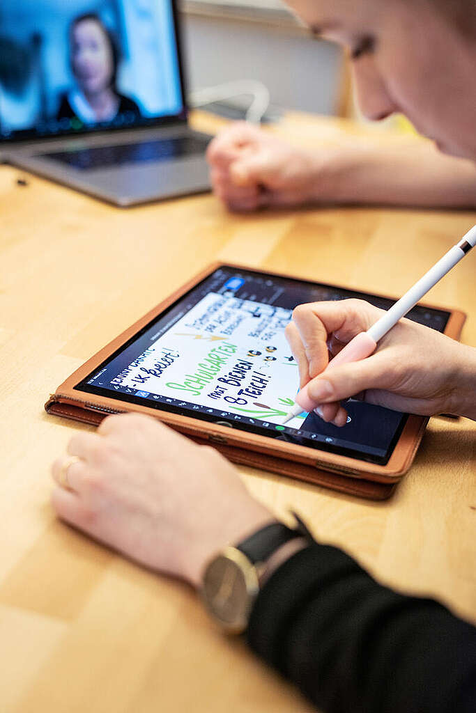 Graphic Recorder at Work for Greenpeace Germany. © Maria Feck / Greenpeace