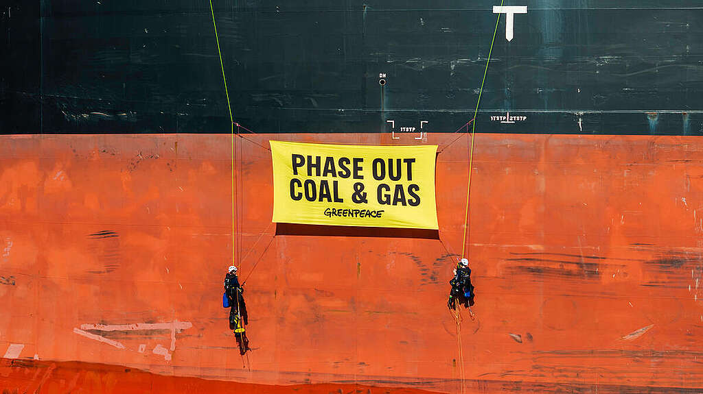 Activists Block Coal Ship from Entering Coal Port in Newcastle, Australia. © Greenpeace / Bianca Vitale Activists Block Coal Ship from Entering Coal Port in Newcastle, Australia. © Greenpeace / Bianca Vitale
