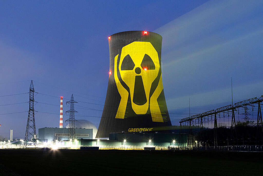Projection on Gösgen Nuclear Power Plant in Switzerland. © Miriam Künzli / Greenpeace