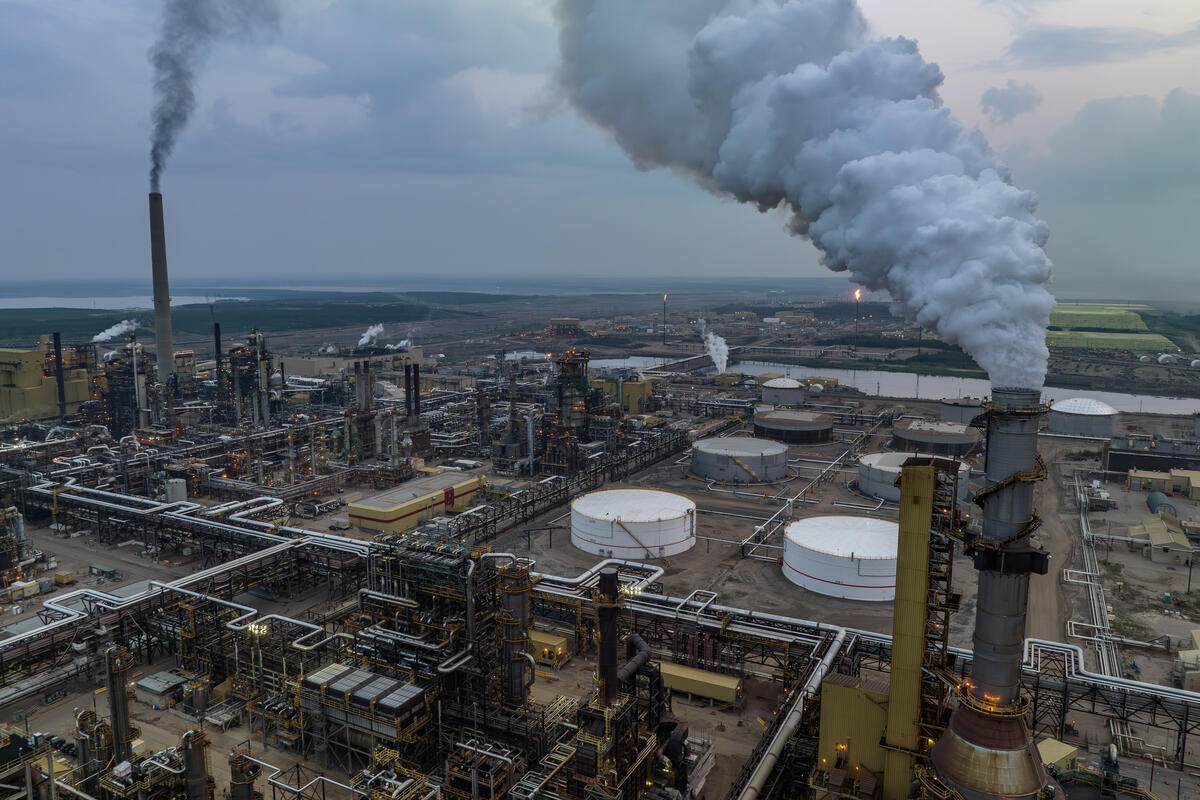 Tar Sand Processing in Alberta near Fort McMurray. © Markus Mauthe / Greenpeace