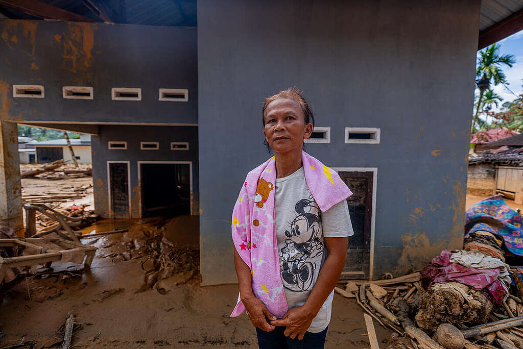 Portrait of Mariasi Aritonang after the Flash Flood in Tukka Subdistrict, Central Tapanuli. &copy; Alif R Nouddy Korua / Greenpeace