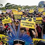 In 2025, the 21st edition of the Free Land Camp (ATL) will take place from April 7 to 11 in Brasília at the Funarte Complex. The theme will be “APIB is all of us: In defense of the Constitution and life.” On this occasion, the Articulation of Indigenous Peoples of Brazil (APIB) celebrates 20 years of struggle and resistance.
Greenpeace Brazil has played an active role in the ATL, contributing to the visibility and impact of public demonstrations held during the event.